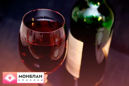 Наполняют бокал вином